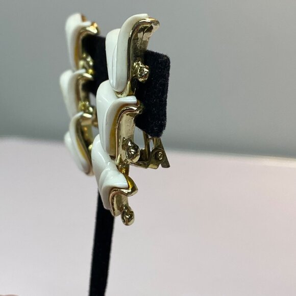 Vintage Clip On Earrings White Thermoset Plastic Flower Petal Motif Gold Tone - Picture 5 of 11
